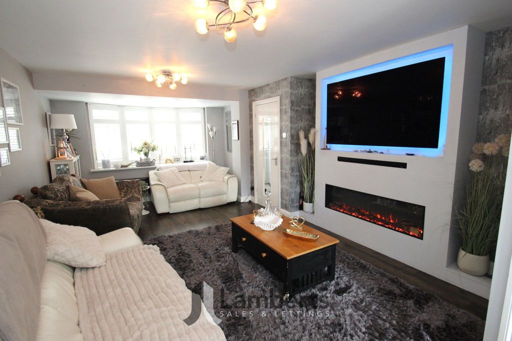 Property photo 3 of 28 Lounge