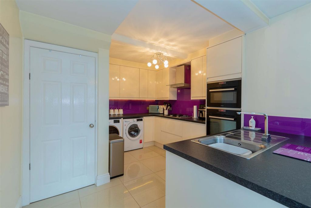 Property photo 2 of 18 14 Elliman Avenue-8.Jpg