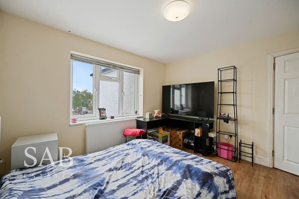 Additional image 7 of 3 bed flat for saleEastmead Avenue, Greenford UB6
