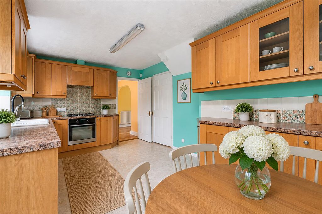 Property photo 3 of 15 8Or-Kitchen1.Jpg