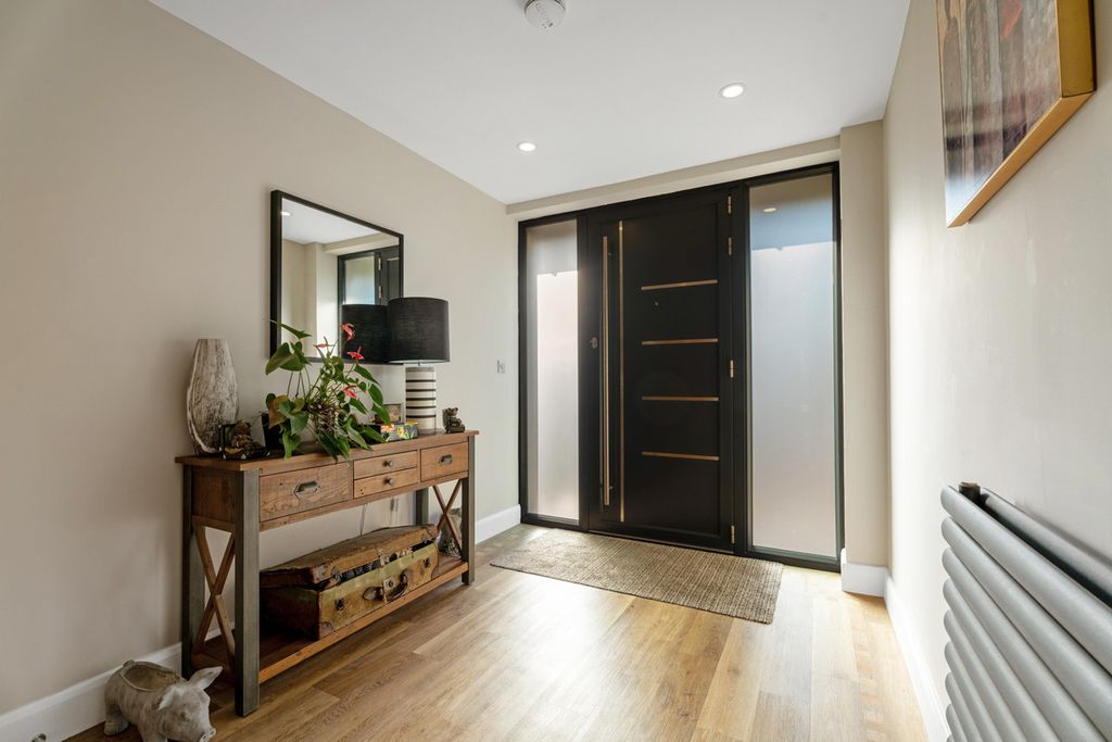 Property photo 2 of 27