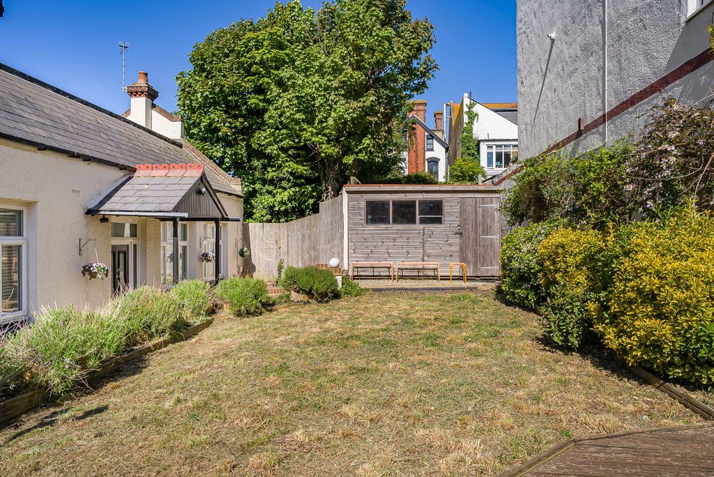 Property photo 2 of 25