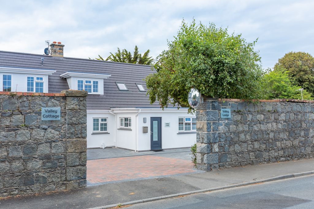 Property photo 2 of 20