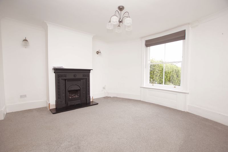 Property photo 3 of 19 Lounge