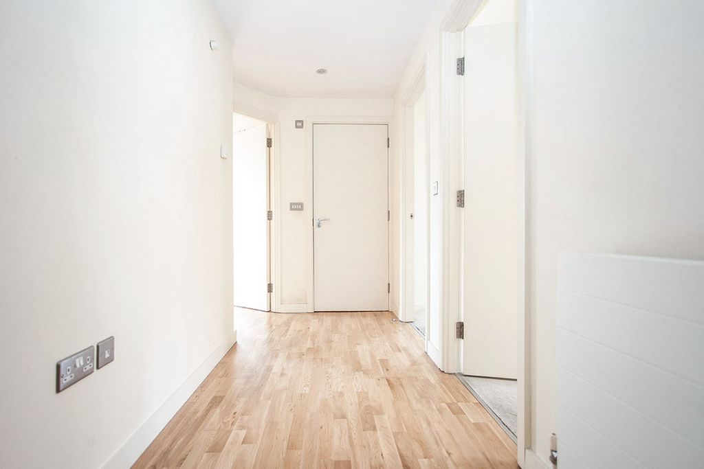 Property photo 2 of 11 Hallway