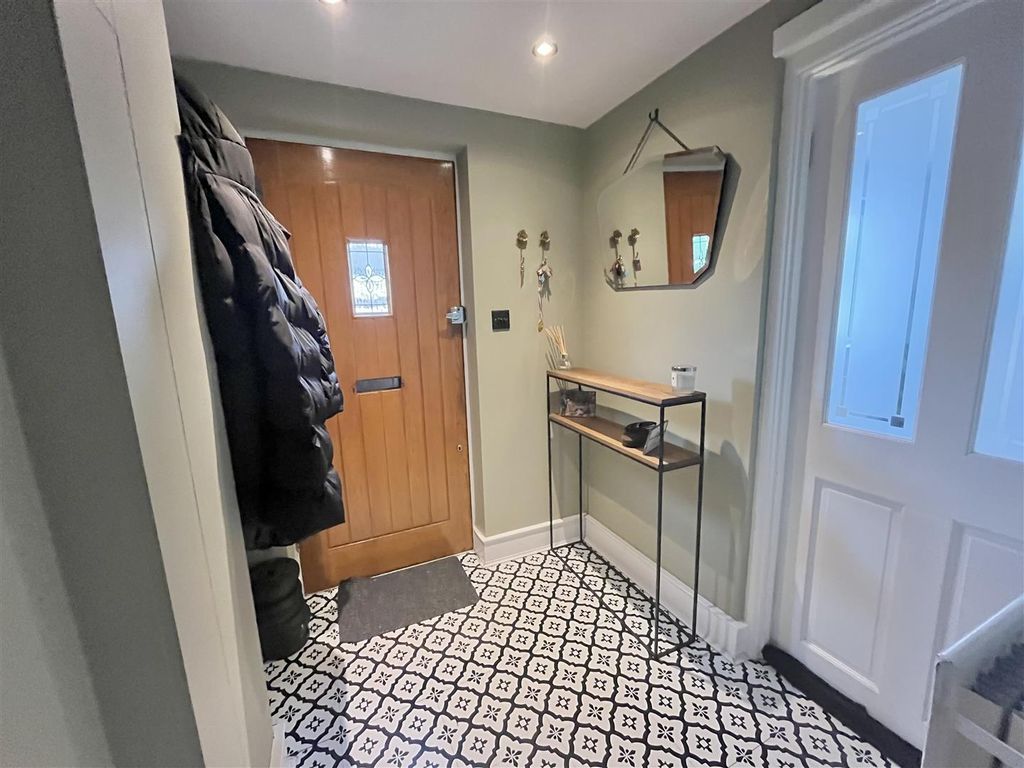 Property photo 2 of 11 Hall Way.Jpg