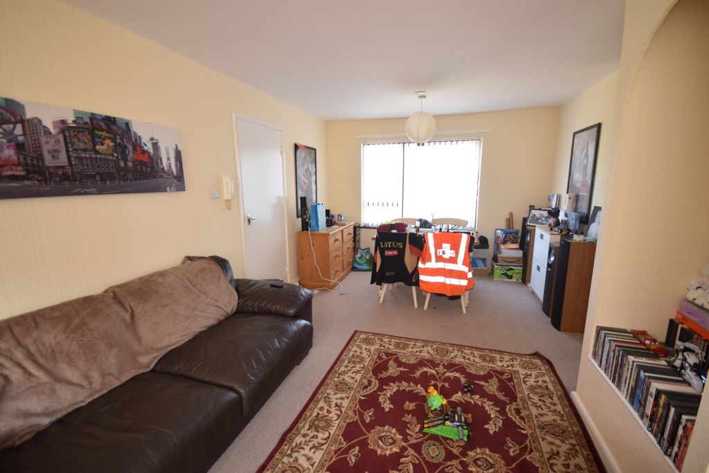 Property photo 3 of 8 Photo 7