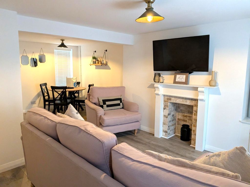 Property photo 2 of 11 Lounge