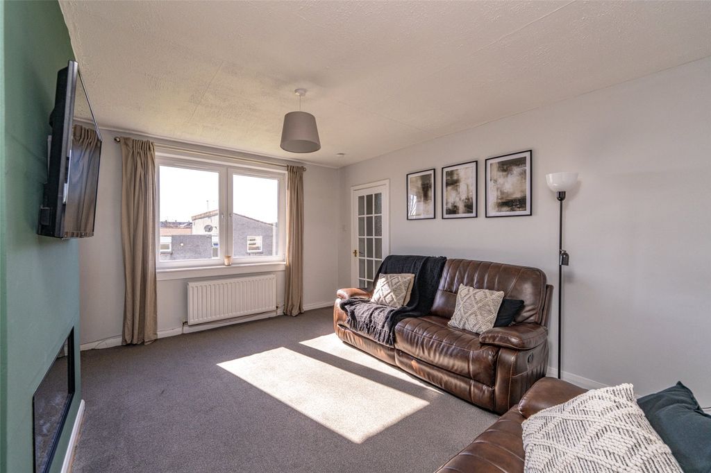 Property photo 3 of 26 Lounge Alt