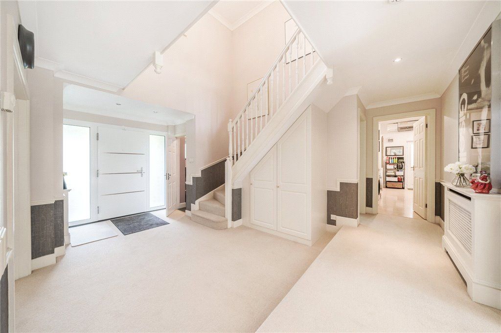 Property photo 2 of 30 Entrance Hall