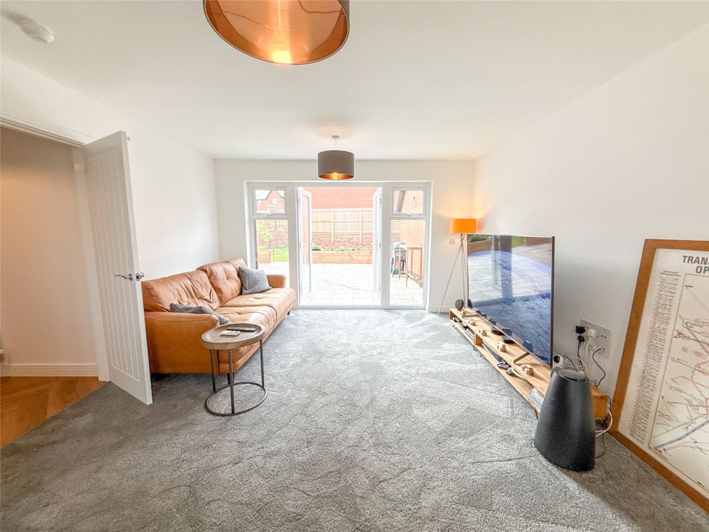 Property photo 2 of 43 Lounge