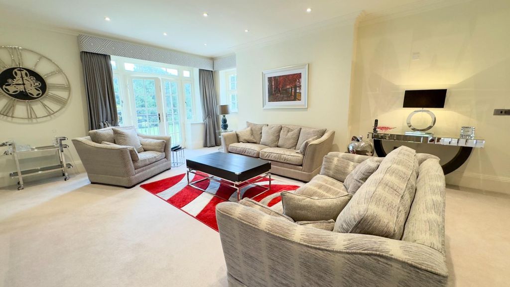 Property photo 3 of 27 Lounge