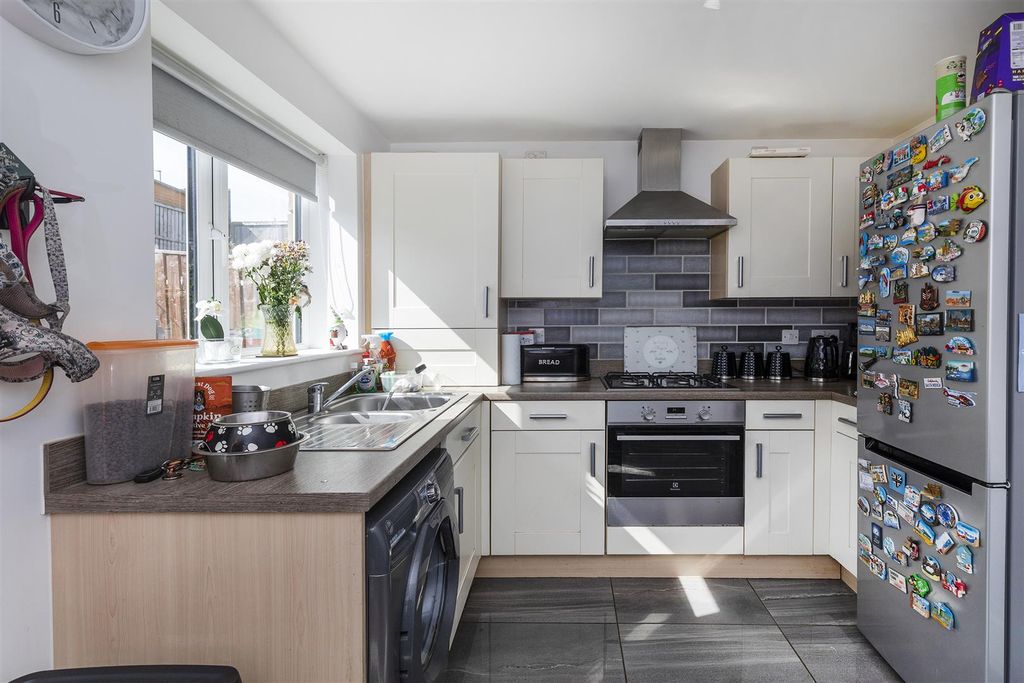 Property photo 2 of 25 Kitchen Diner