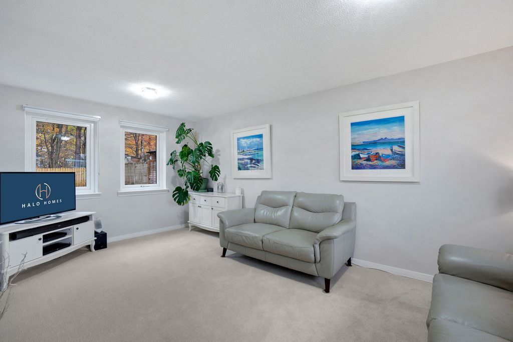 Property photo 3 of 26 Lounge