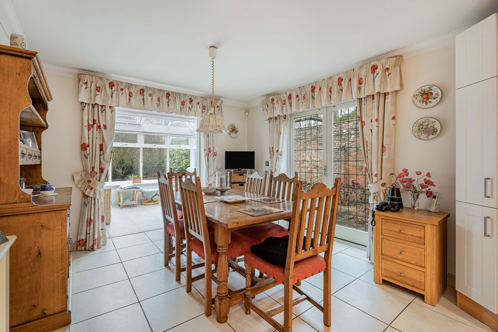 Property photo 3 of 39 Kitchen/Breakfast Room