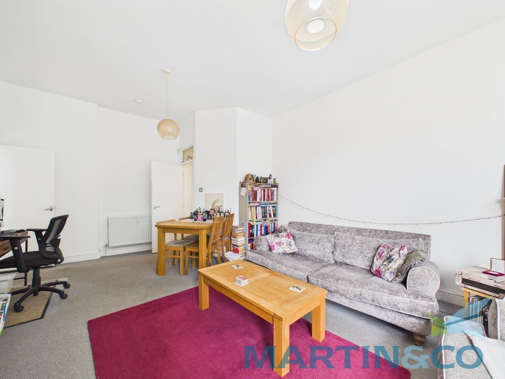 Property photo 3 of 13 Cam01870G0-Pr0219-Still003