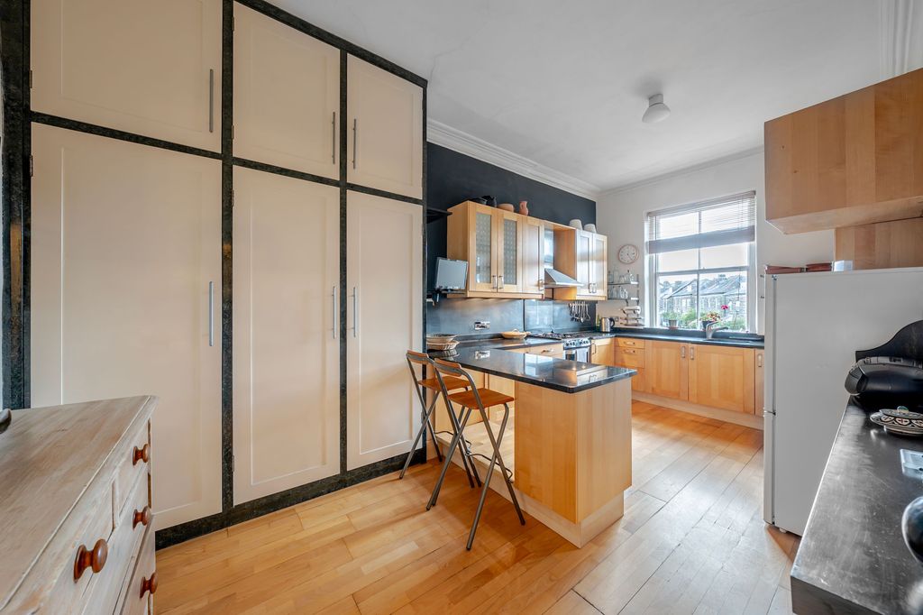 Property photo 2 of 28