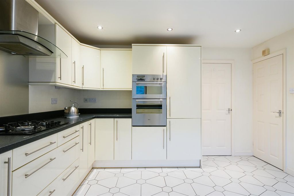 Property photo 2 of 29 Bosnor Drive, 1 - (14).Jpg