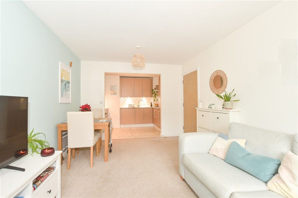 Property photo 2 of 8 Lounge.