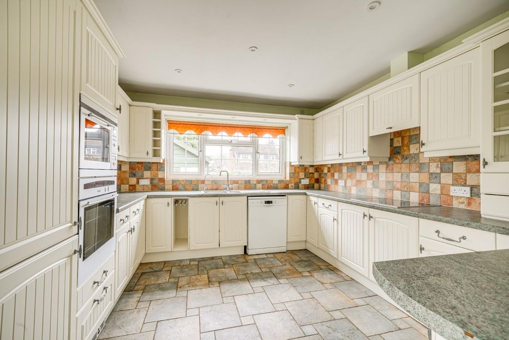 Property photo 3 of 28