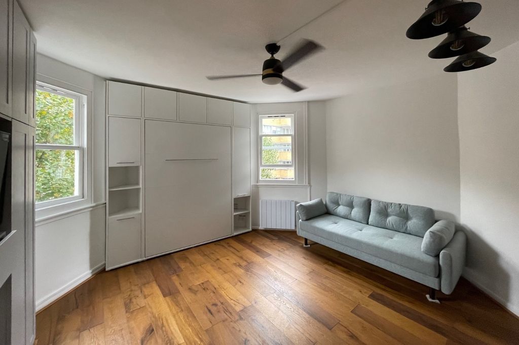 Property photo 2 of 11 68CM Gloucester Gardens, Paddington, London W2 6Bn