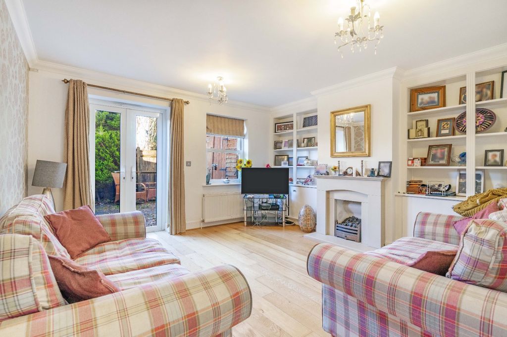 Property photo 2 of 12 Lounge