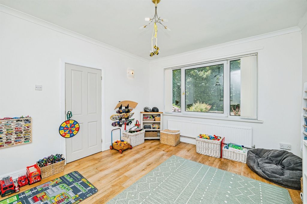 Property photo 3 of 32