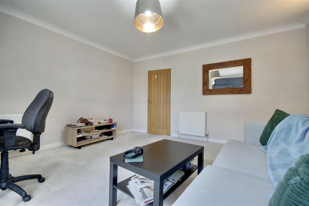 Property photo 3 of 9 4Beca8B2-03A2-48Da-8E11-Df85C8767155_1_201_A.Jpeg