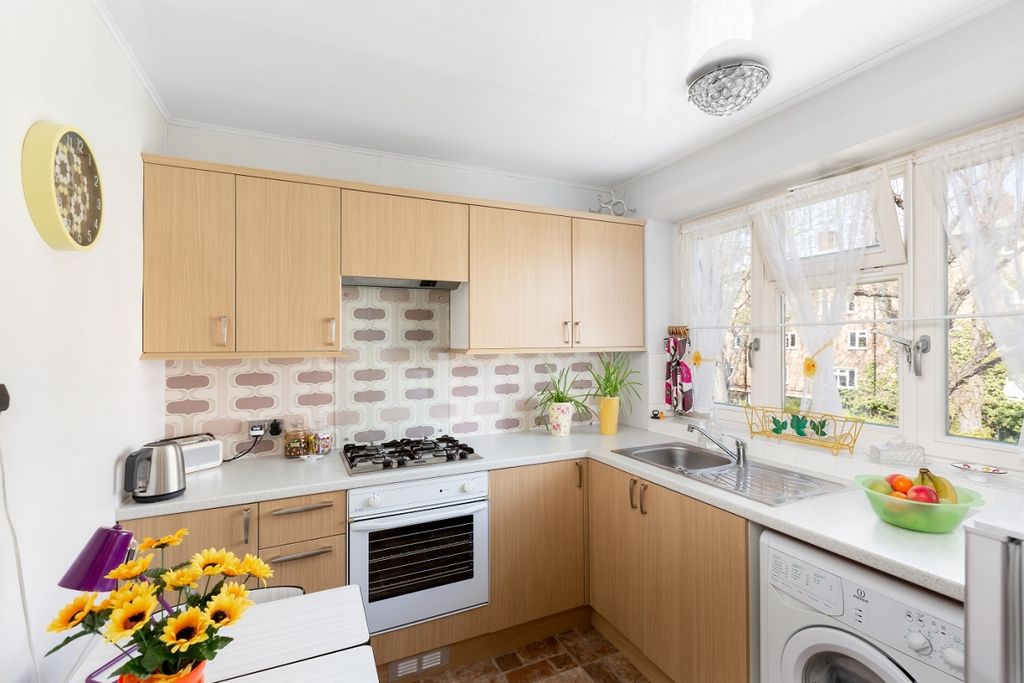 Property photo 3 of 12 Broadhurst Gardens-3