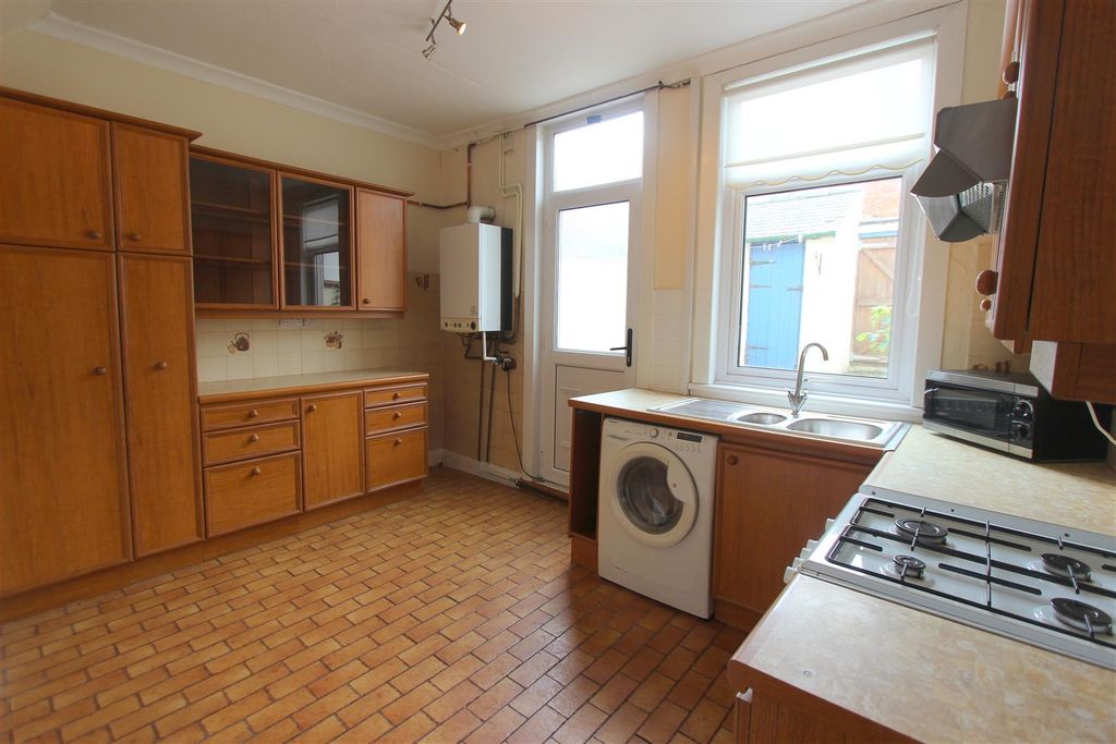 Property photo 3 of 6 Kitchen