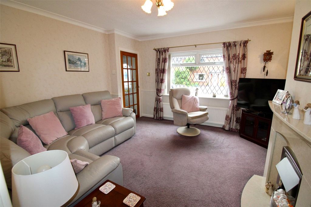 Property photo 3 of 18 Lounge