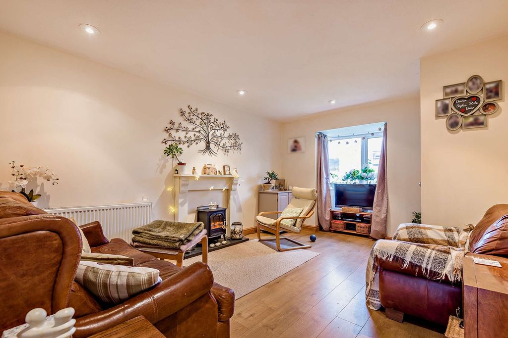 Property photo 2 of 28