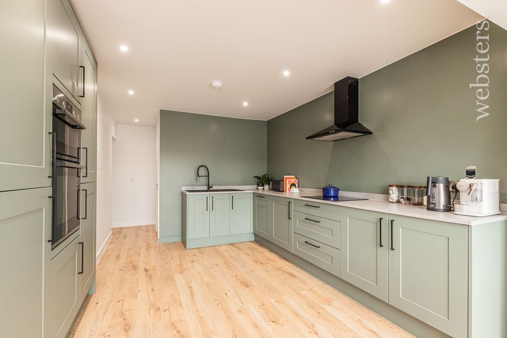 Property photo 2 of 23