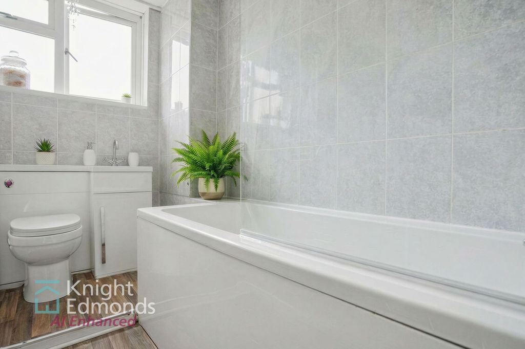 Property photo 2 of 10 Bathroom