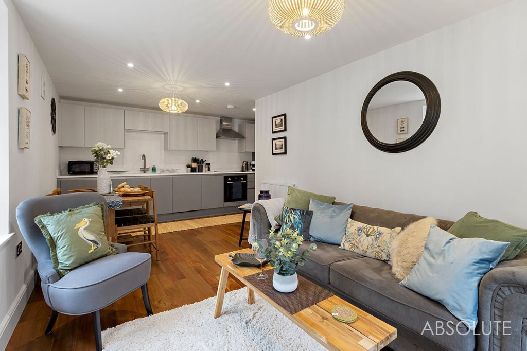 Property photo 2 of 31