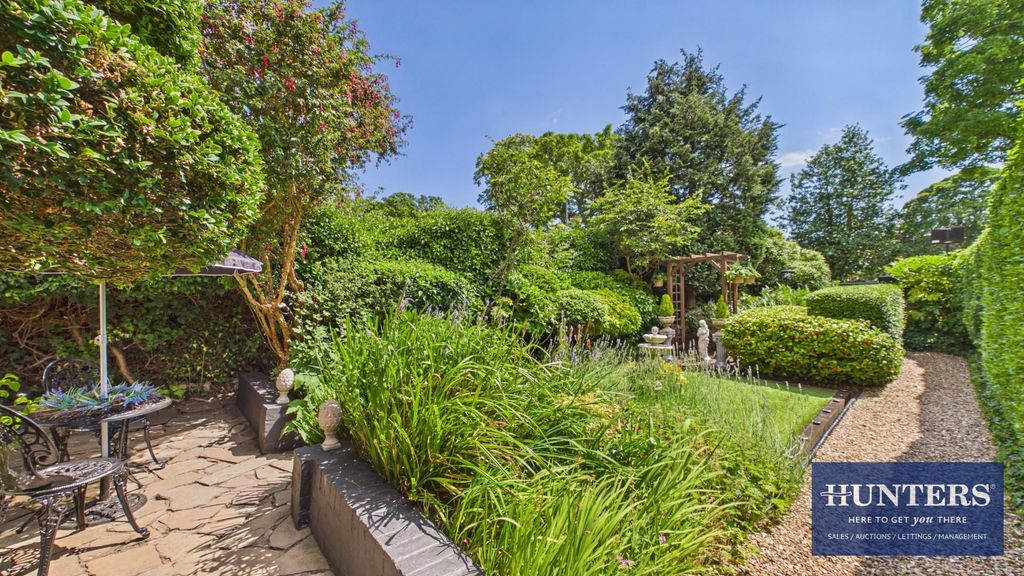 Property photo 2 of 36 Front Garden