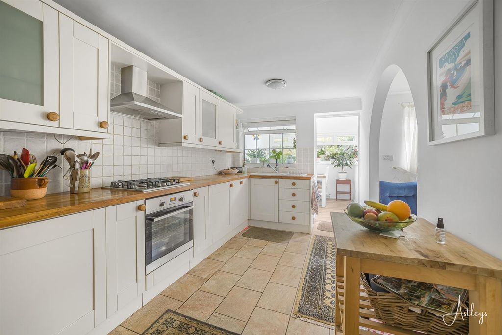 Property photo 3 of 26 Kitchen