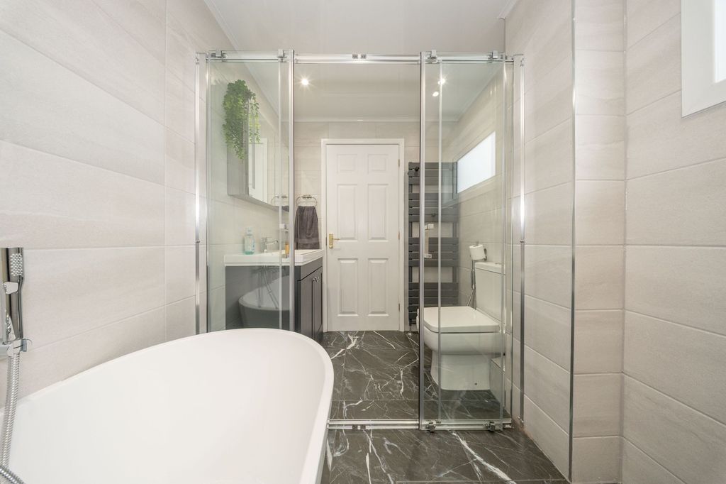 Property photo 3 of 31 Bathroom