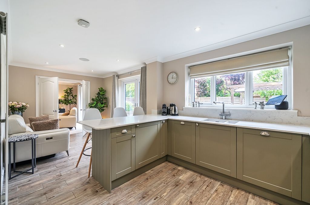 Property photo 3 of 16 1303505-28-683ee6...