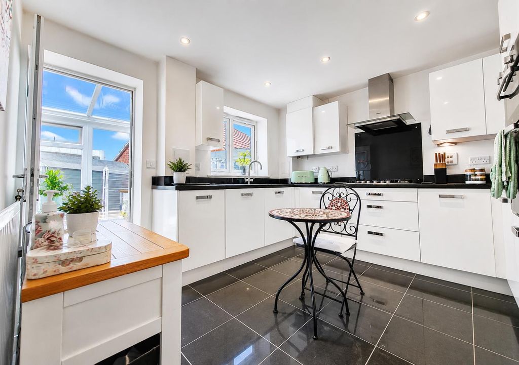 Property photo 2 of 20 Modern Fitted Kitchen/Breakfast Room