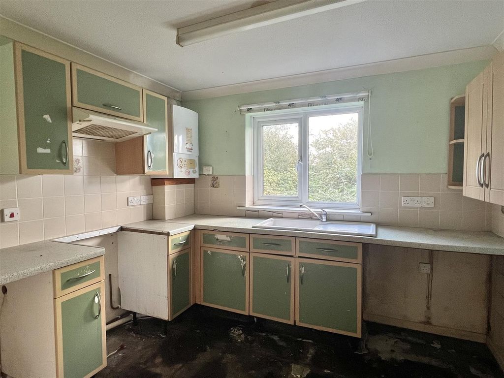 Property photo 3 of 15 Kitchen: