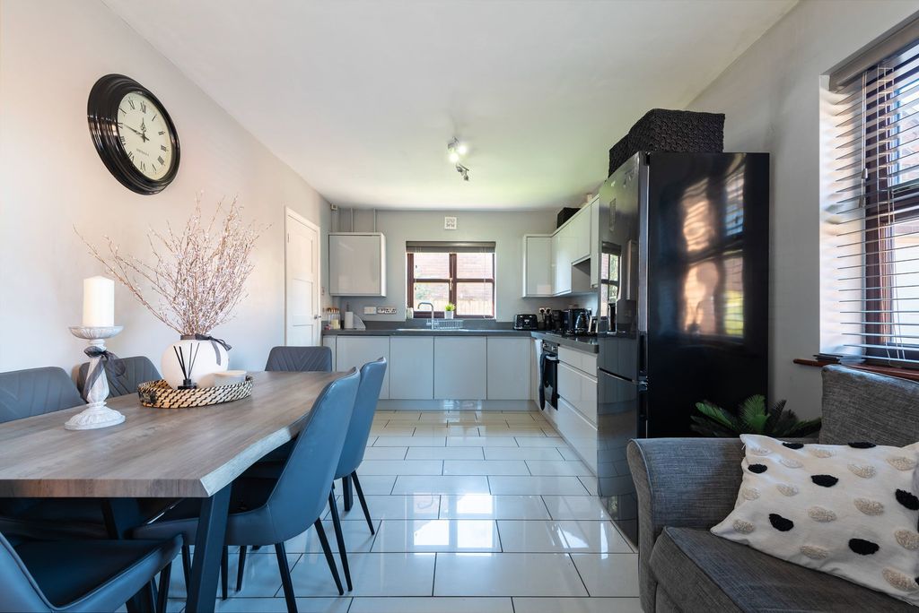 Property photo 2 of 25