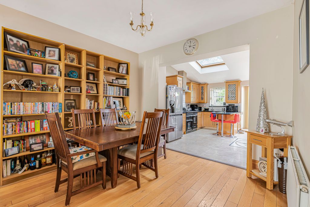 Property photo 3 of 31 Dining Area (2)