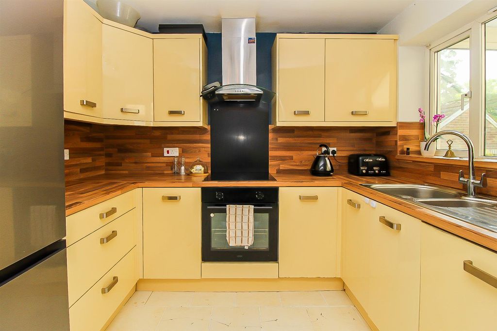 Property photo 3 of 12 Kitchen