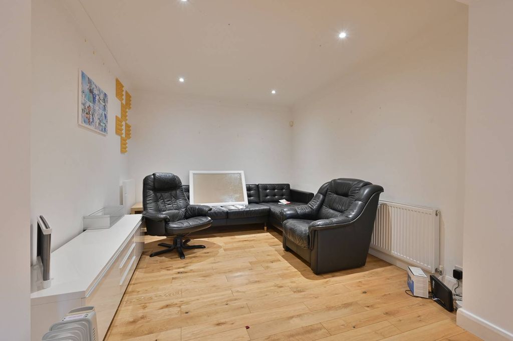 Property photo 3 of 25