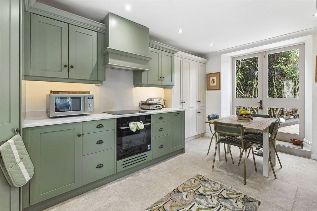 Property photo 3 of 19 Kitchen