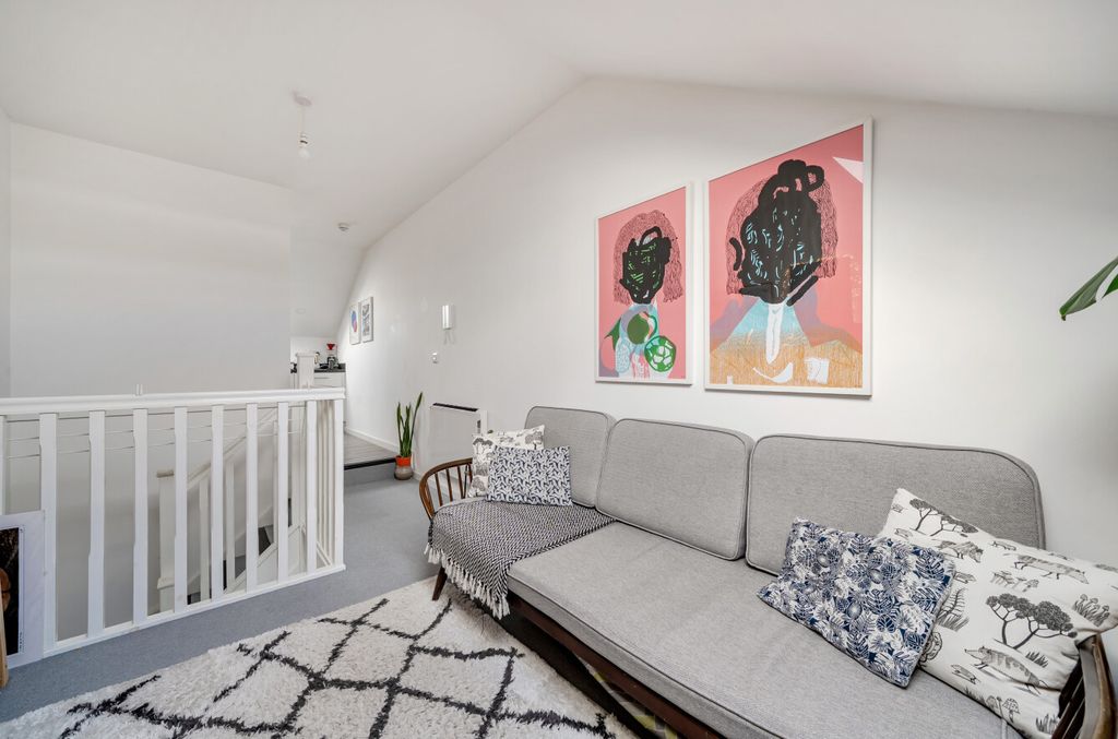 Property photo 3 of 13 1528168-8-1A116Fb...