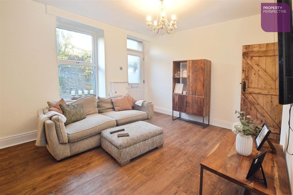 Property photo 2 of 11 Lounge