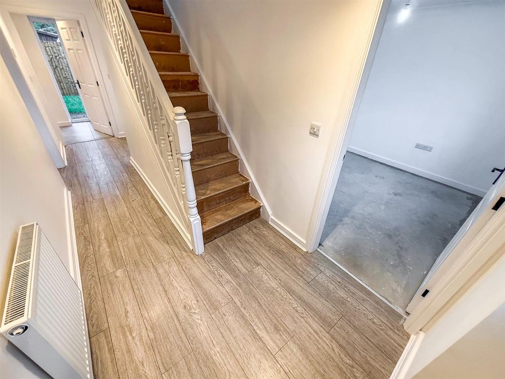 Property photo 2 of 22 Hallway