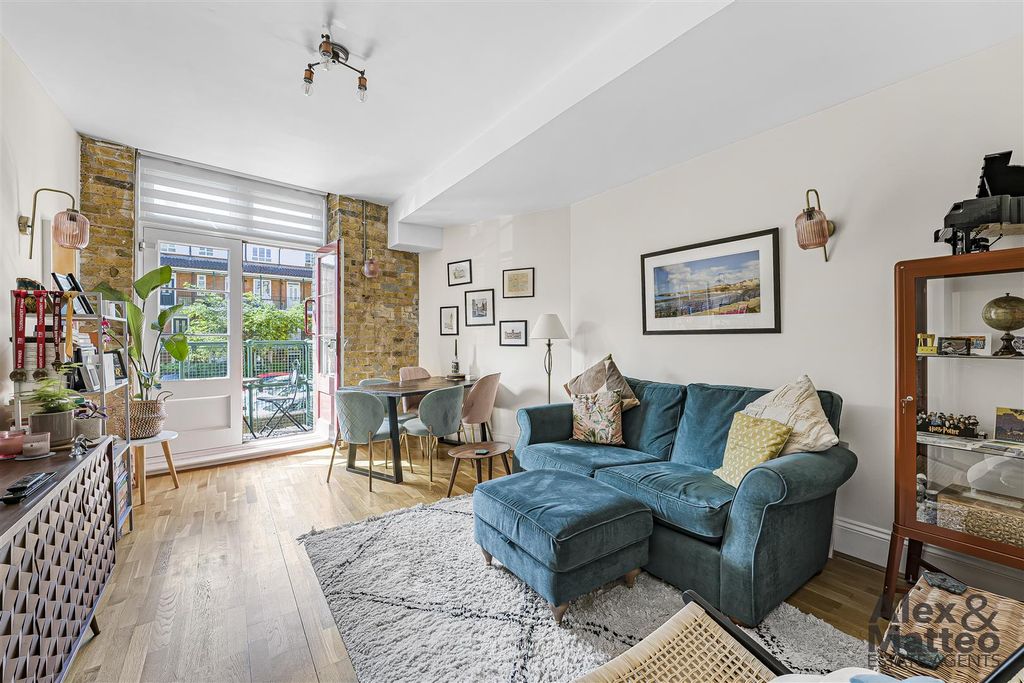Property photo 1 of 18 Globe Wharf